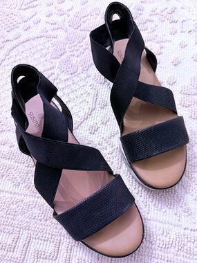 Susina Black Crisscross Strap Sandals